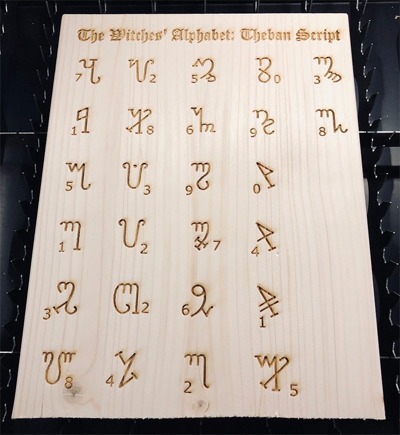 Holztafel mit Rätsel Gravur